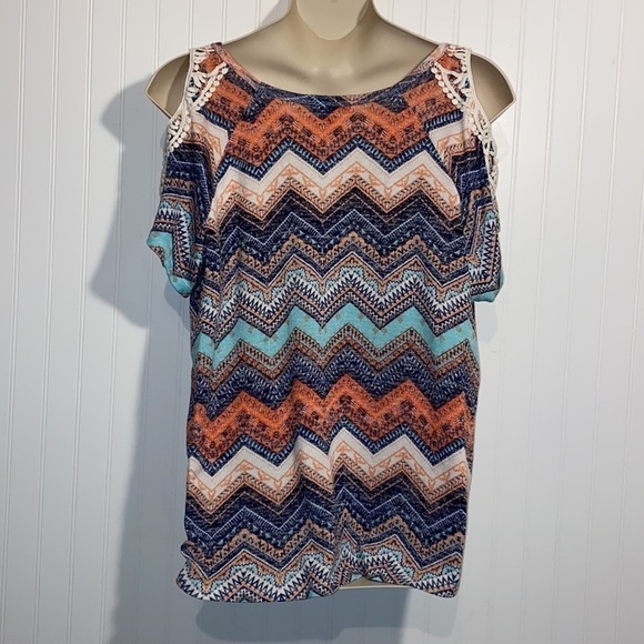 PLUS Chevron super lightweight cold shoulder sweater - Picture 2 of 5